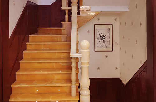 关岭中式别墅室内汉白玉石楼梯的定制安装装饰效果
